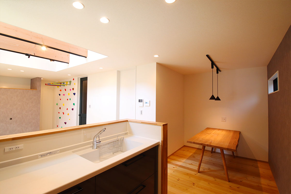 自然素材を使ったアーバンリゾートな家