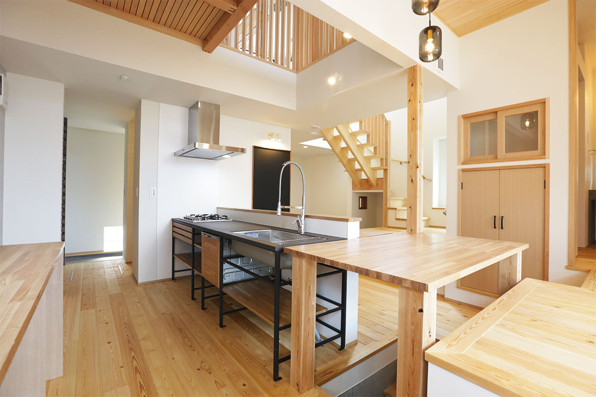 オリエンタルなリゾートスタイルの無垢の家