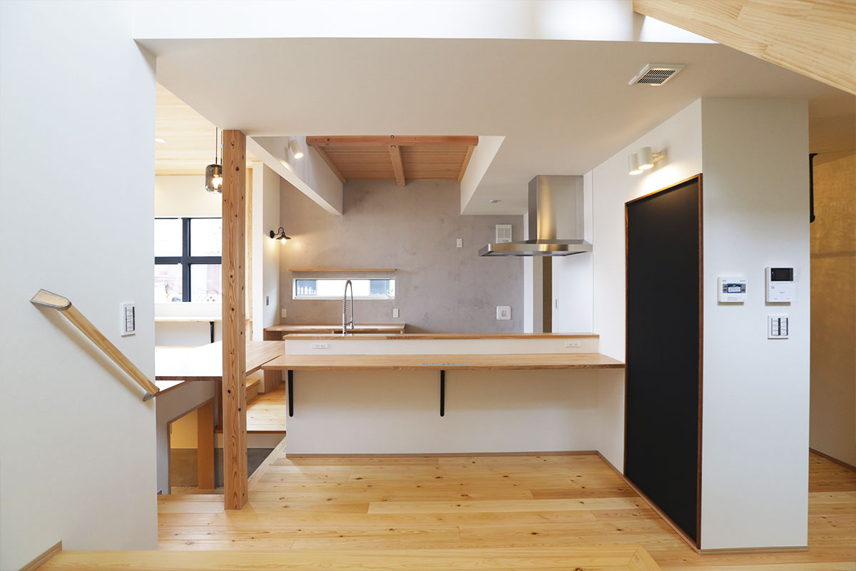 オリエンタルなリゾートスタイルの無垢の家