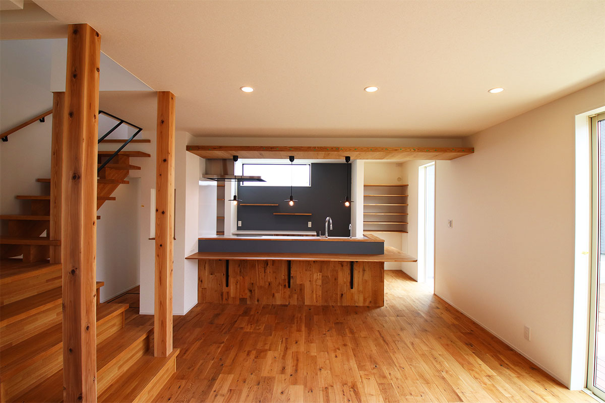 造作カウンターキッチンとウッドデッキのあるシンプルモダンな白い家