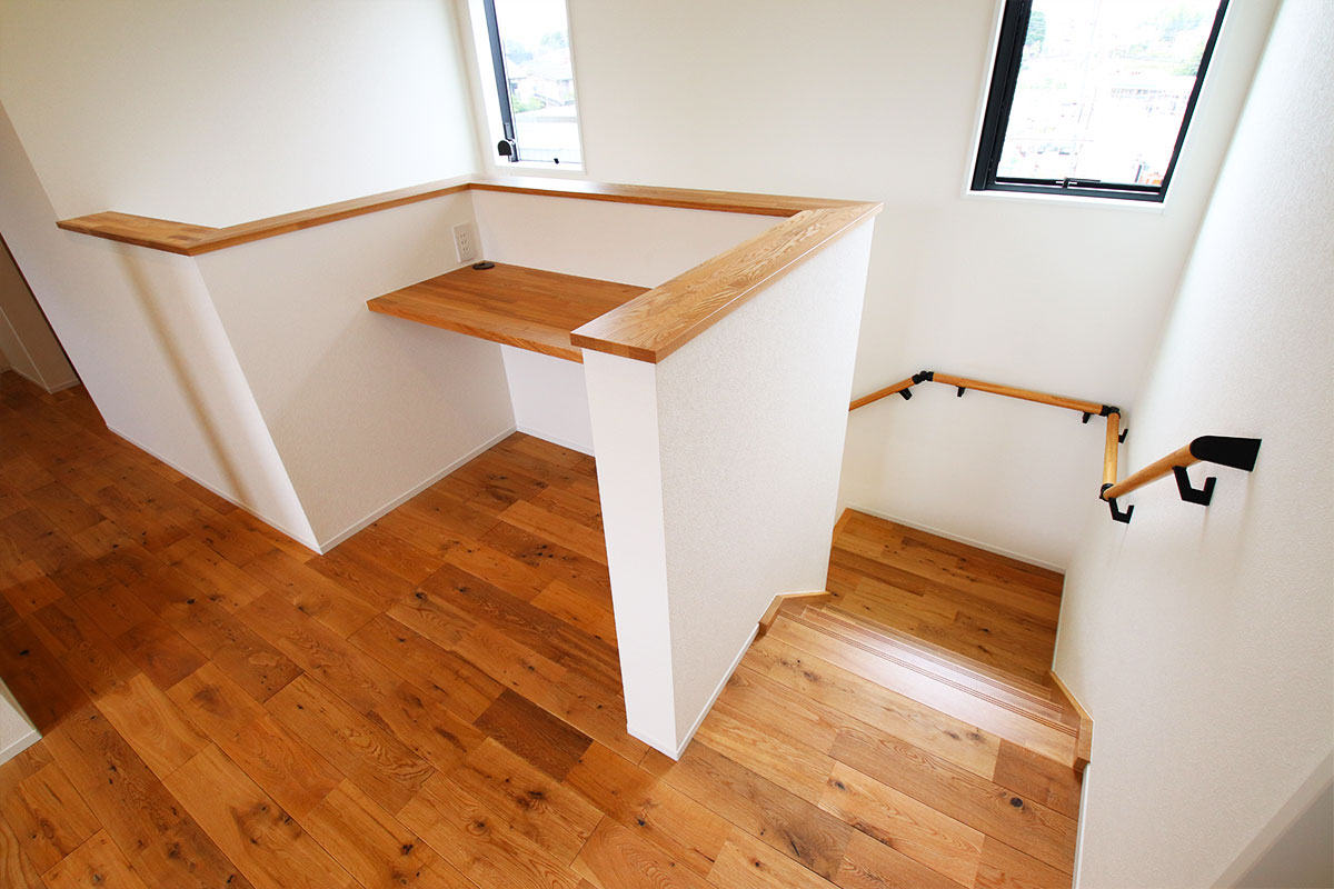 造作カウンターキッチンとウッドデッキのあるシンプルモダンな白い家