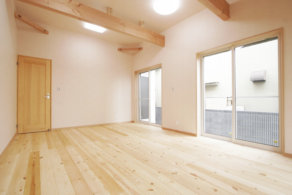 梁見せ天井が開放的なリビングの平屋
