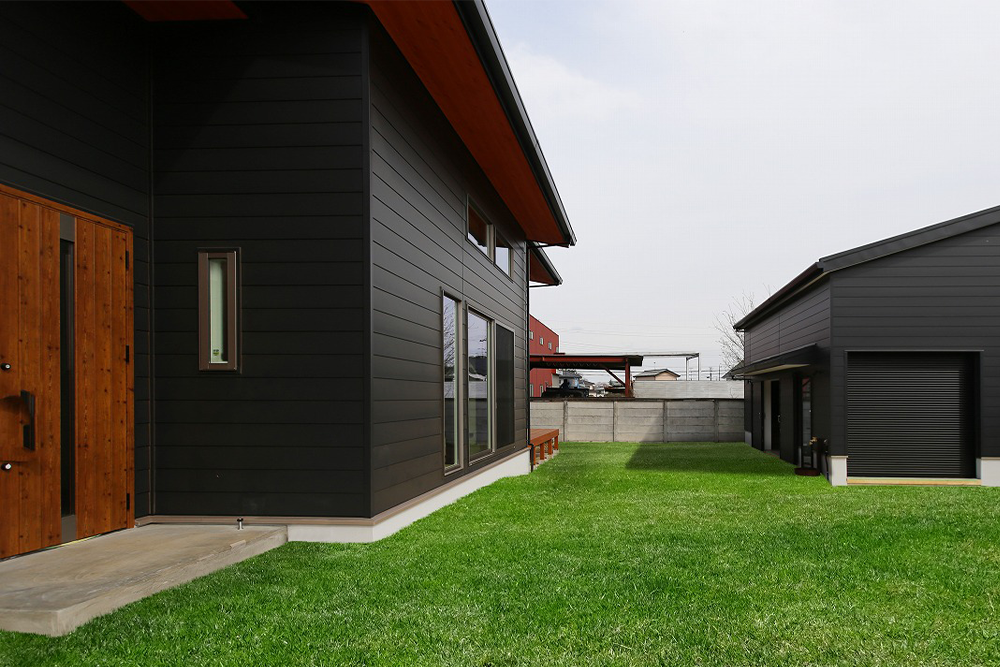 二世帯がアクティブに暮らすシンプルデザインの平屋住宅