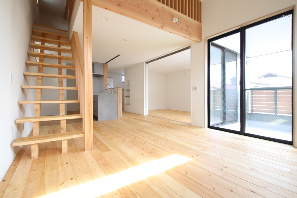 木造スケルトン階段であがれるロフトのある家