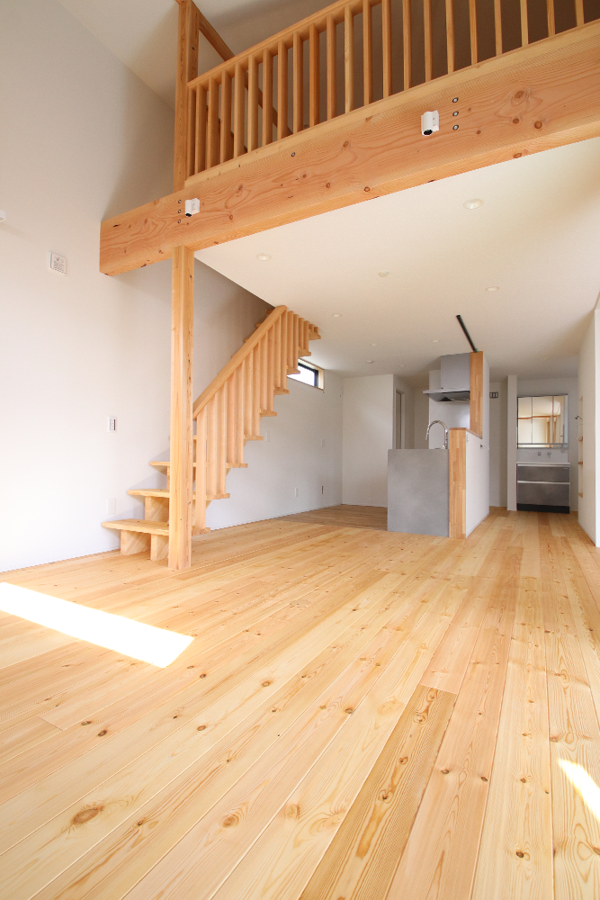 木造スケルトン階段であがれるロフトのある家