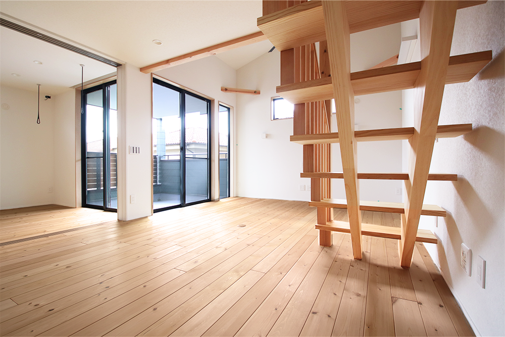 木造スケルトン階段であがれるロフトのある家