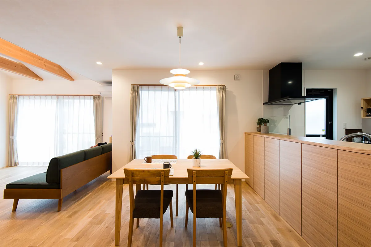 三角屋根のナチュラルモダンな自然素材の無垢の家