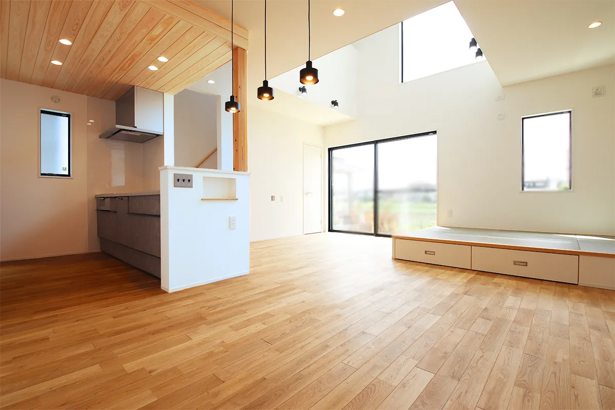 大きな窓から光が降り注ぐ吹き抜けがある家