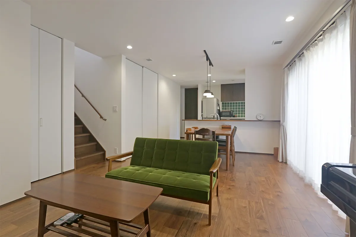 壁面本棚がある本好きのための上質な自然素材住宅