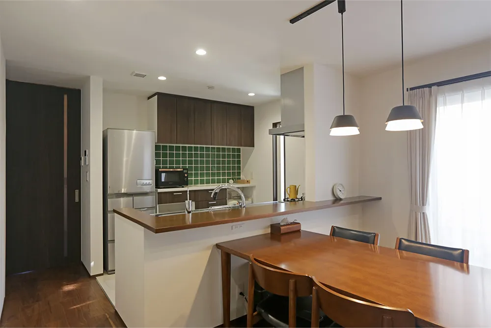 壁面本棚がある本好きのための上質な自然素材住宅