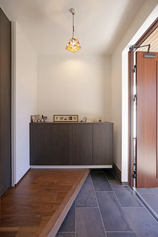 壁面本棚がある本好きのための上質な自然素材住宅