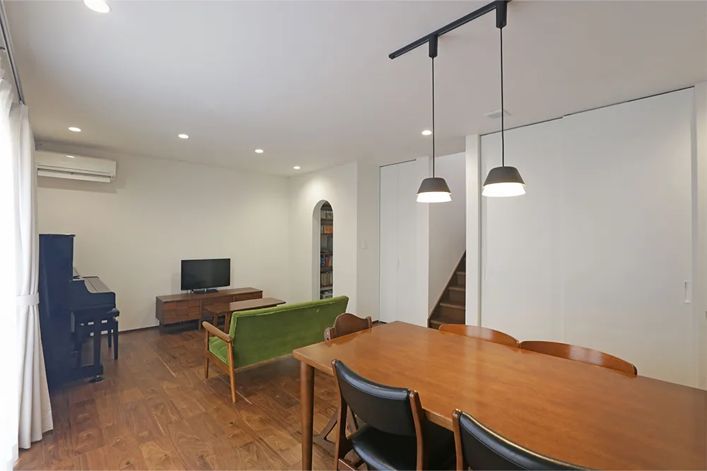 壁面本棚がある本好きのための上質な自然素材住宅