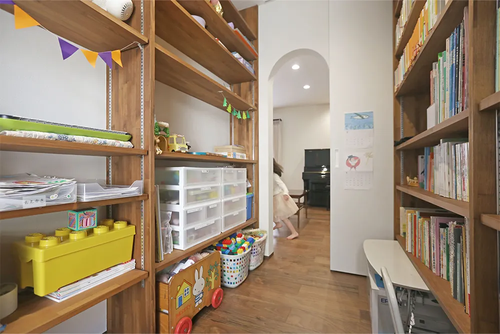 壁面本棚がある本好きのための上質な自然素材住宅