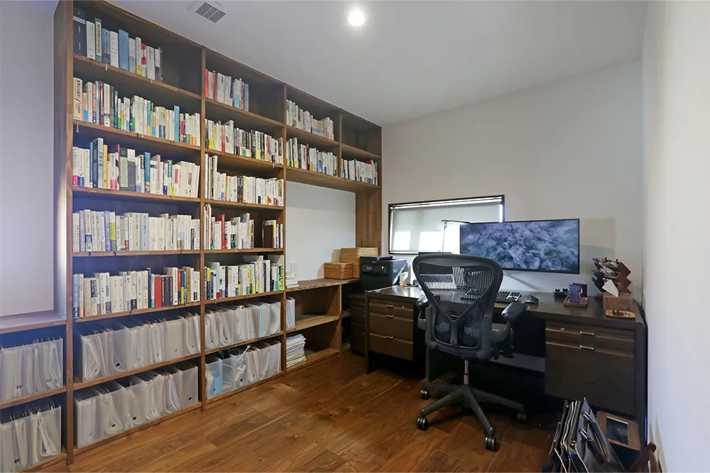 壁面本棚がある本好きのための上質な自然素材住宅