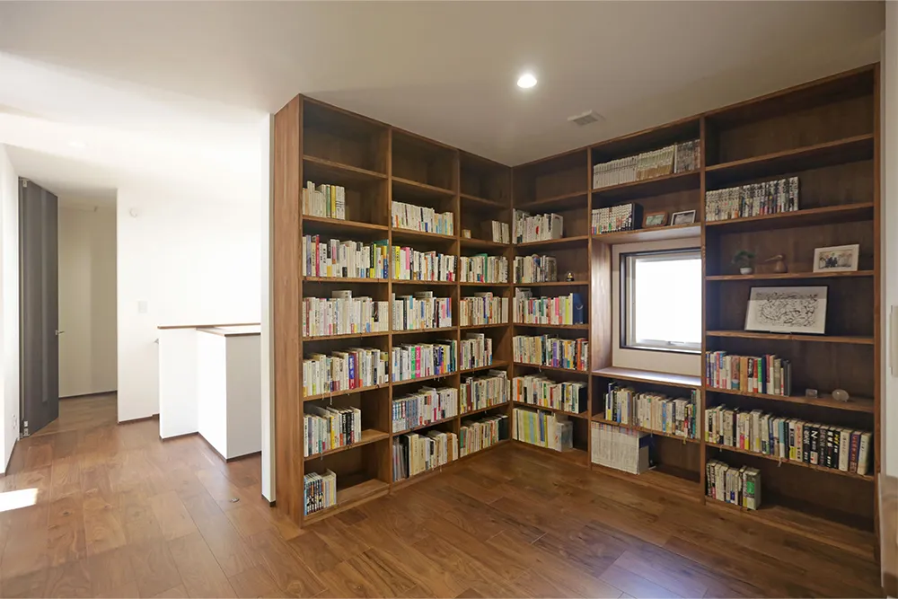 壁面本棚がある本好きのための上質な自然素材住宅