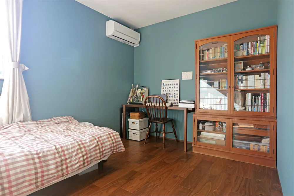 壁面本棚がある本好きのための上質な自然素材住宅