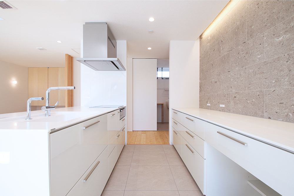 太陽光発電と全館空調で快適！吹き抜けが開放的なデザイナーズ注文住宅