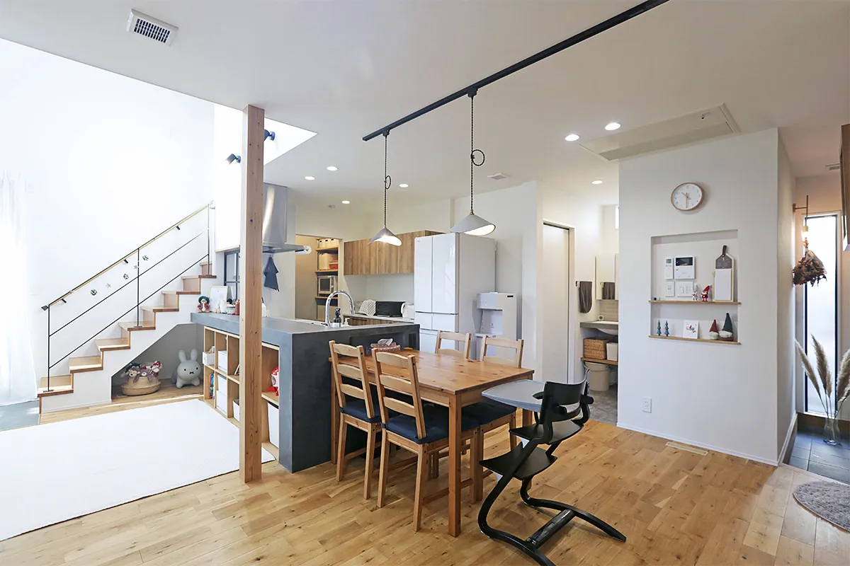 吹き抜けで開放感抜群!空を愛でるインダストリアルな家