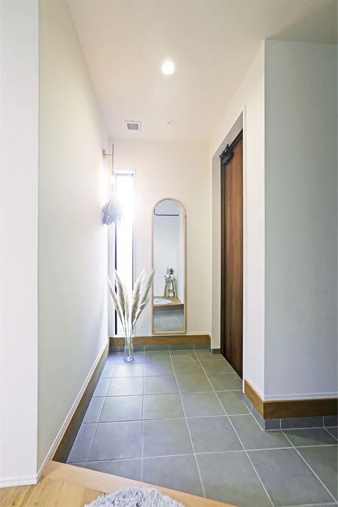 吹き抜けで開放感抜群!空を愛でるインダストリアルな家