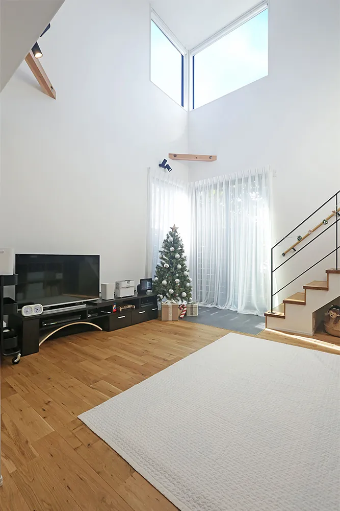 吹き抜けで開放感抜群!空を愛でるインダストリアルな家