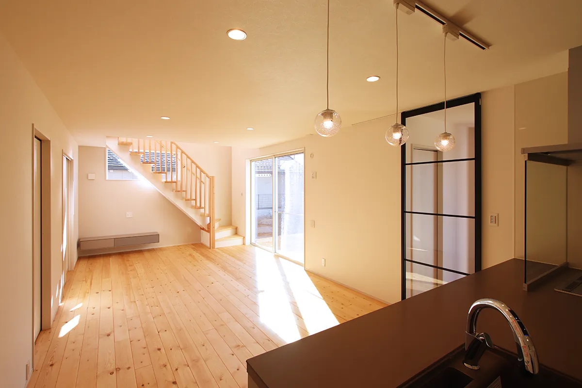 明るく開放的な階段と家事ラク動線を叶えた自然素材の家
