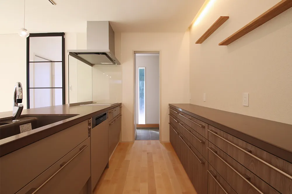 明るく開放的な階段と家事ラク動線を叶えた自然素材の家