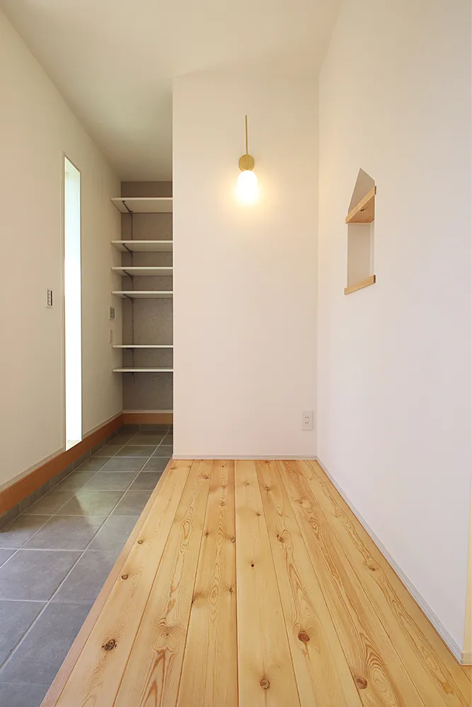 明るく開放的な階段と家事ラク動線を叶えた自然素材の家