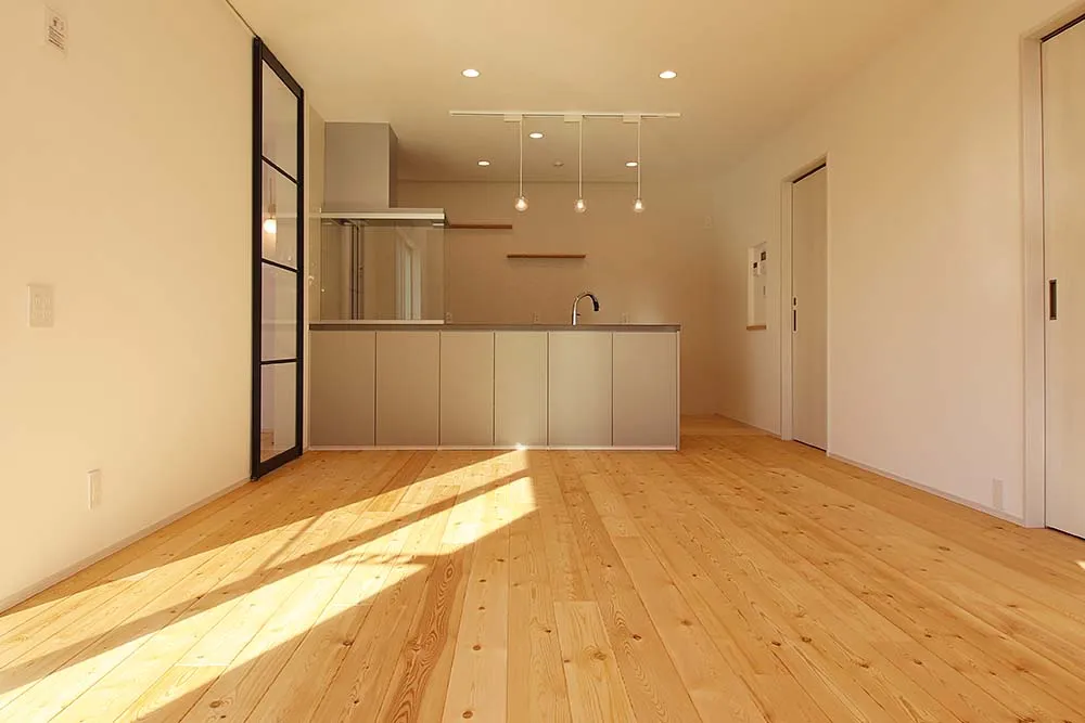 明るく開放的な階段と家事ラク動線を叶えた自然素材の家