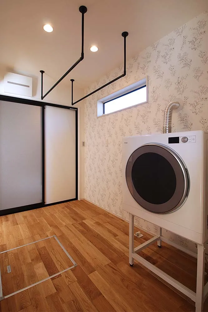 明るく開放的な階段と家事ラク動線を叶えた自然素材の家