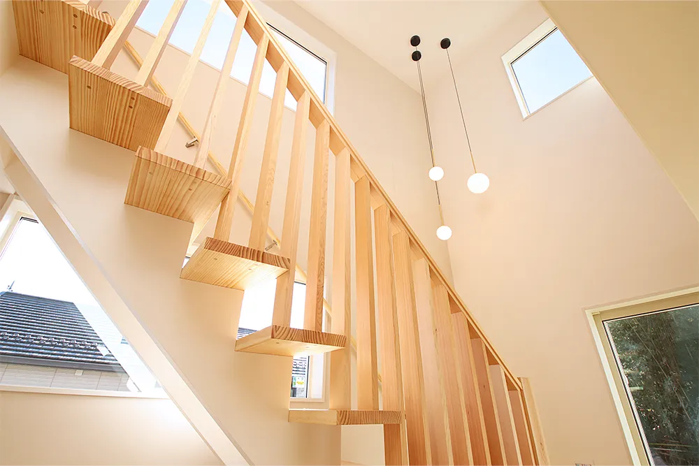 明るく開放的な階段と家事ラク動線を叶えた自然素材の家