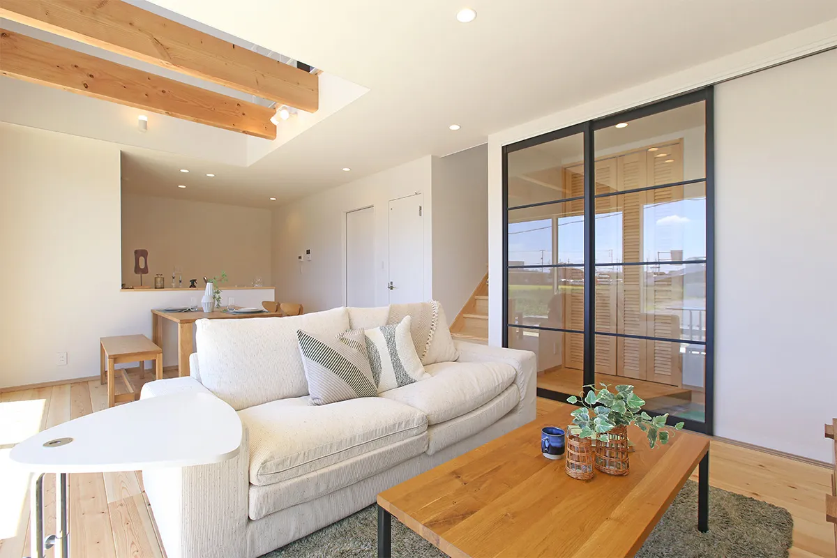 明るく開放的なリビングで家族団らんが深まる家