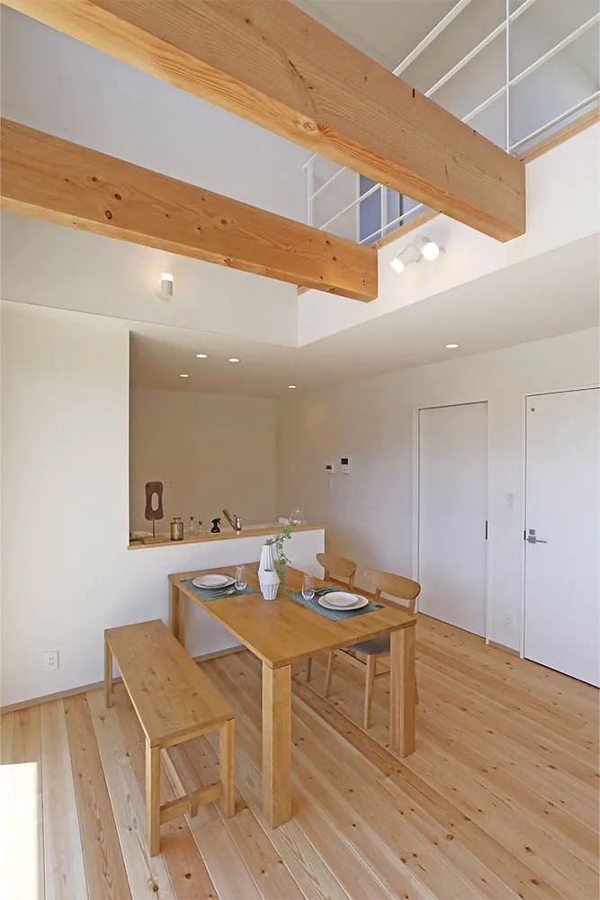 明るく開放的なリビングで家族団らんが深まる家