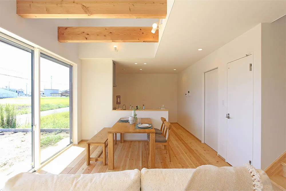 明るく開放的なリビングで家族団らんが深まる家