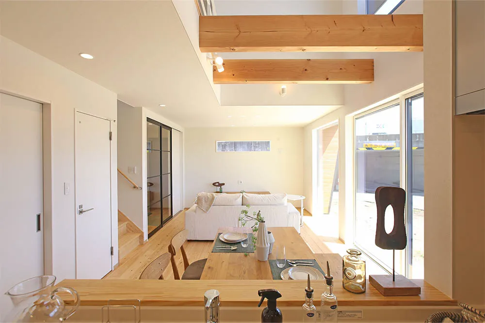 明るく開放的なリビングで家族団らんが深まる家