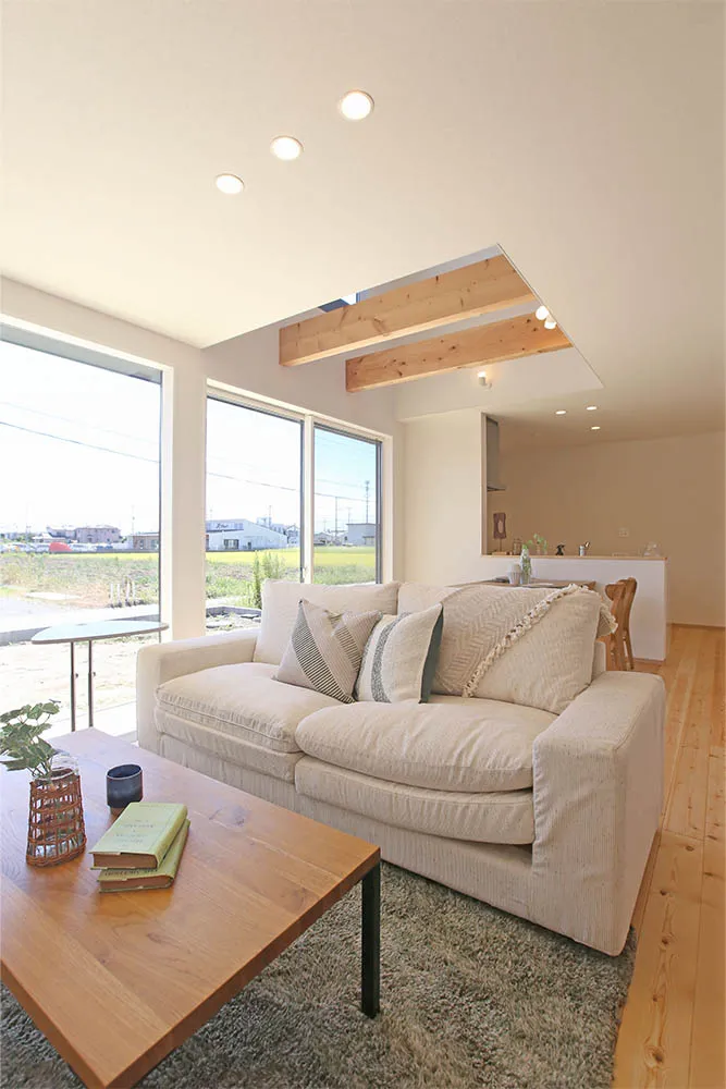 明るく開放的なリビングで家族団らんが深まる家