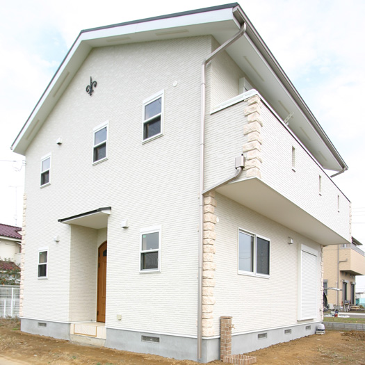 フルート教室を兼ねたエレガントな白い注文住宅