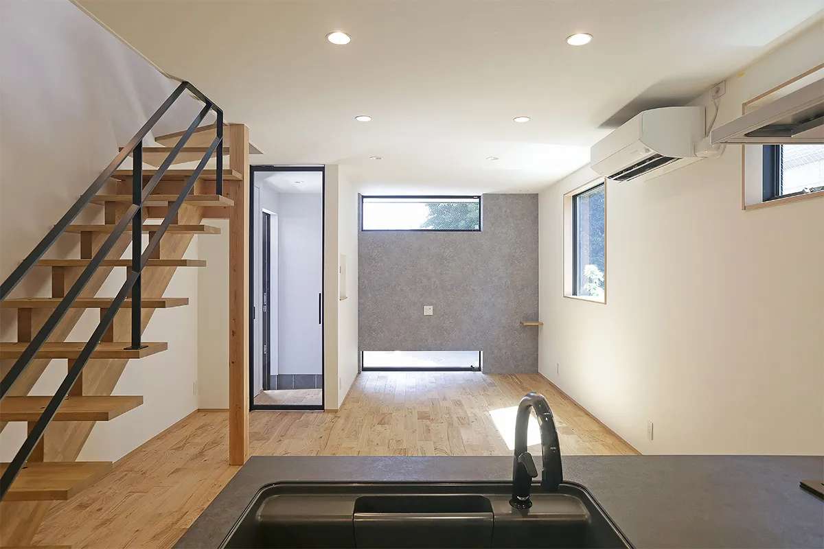 都心でミニマルに暮らす二階建ての家
