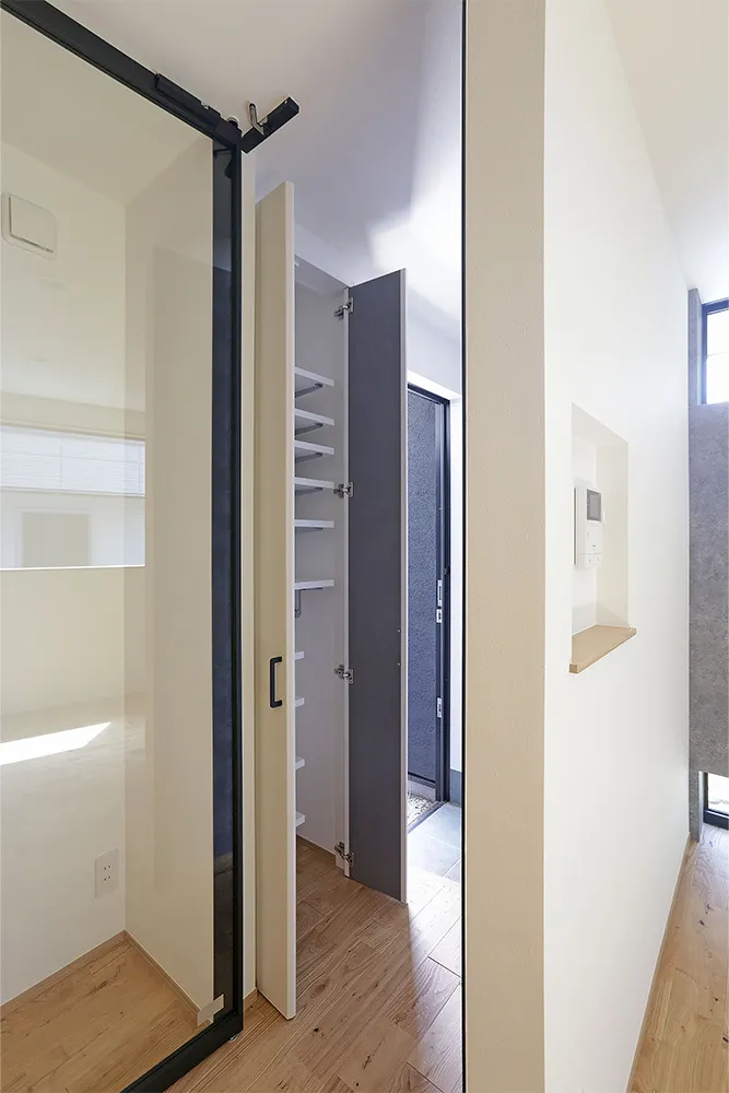 都心でミニマルに暮らす二階建ての家