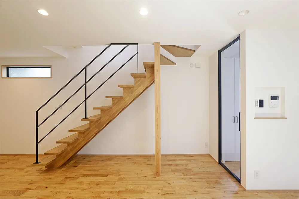 都心でミニマルに暮らす二階建ての家