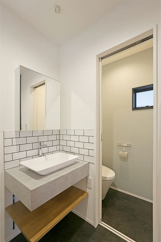 都心でミニマルに暮らす二階建ての家