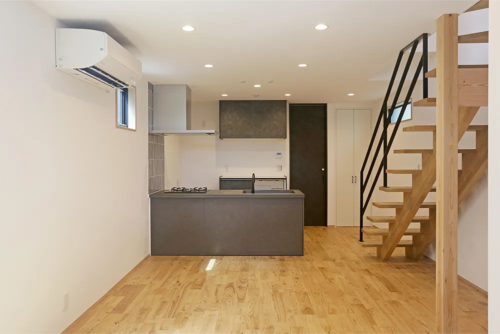 都心でミニマルに暮らす二階建ての家