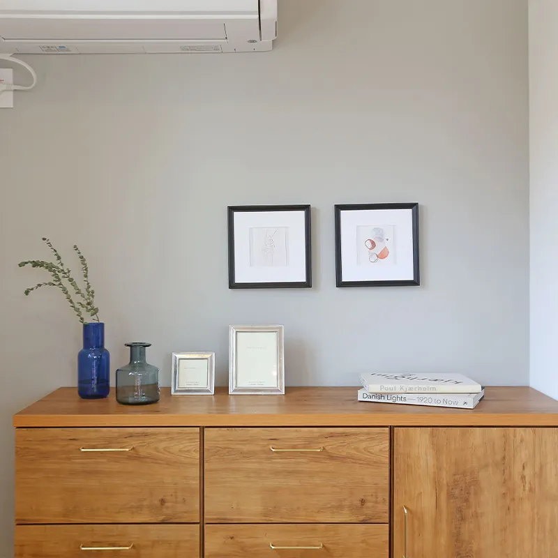 大きな窓から桜を楽しむスタイリッシュな家