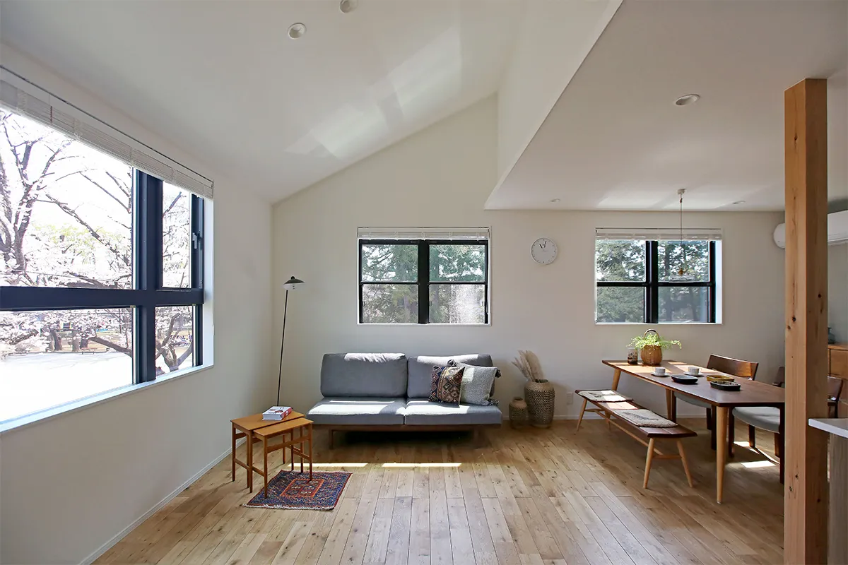 大きな窓から桜を楽しむスタイリッシュな家