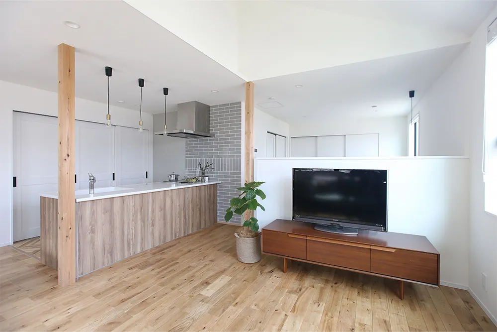 大きな窓から桜を楽しむスタイリッシュな家