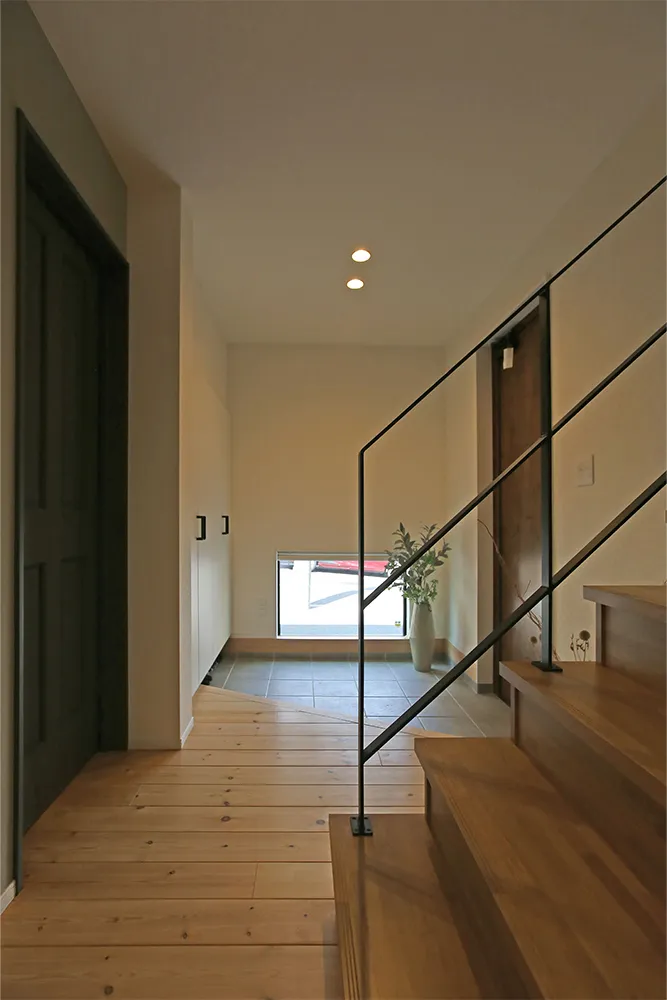 大きな窓から桜を楽しむスタイリッシュな家