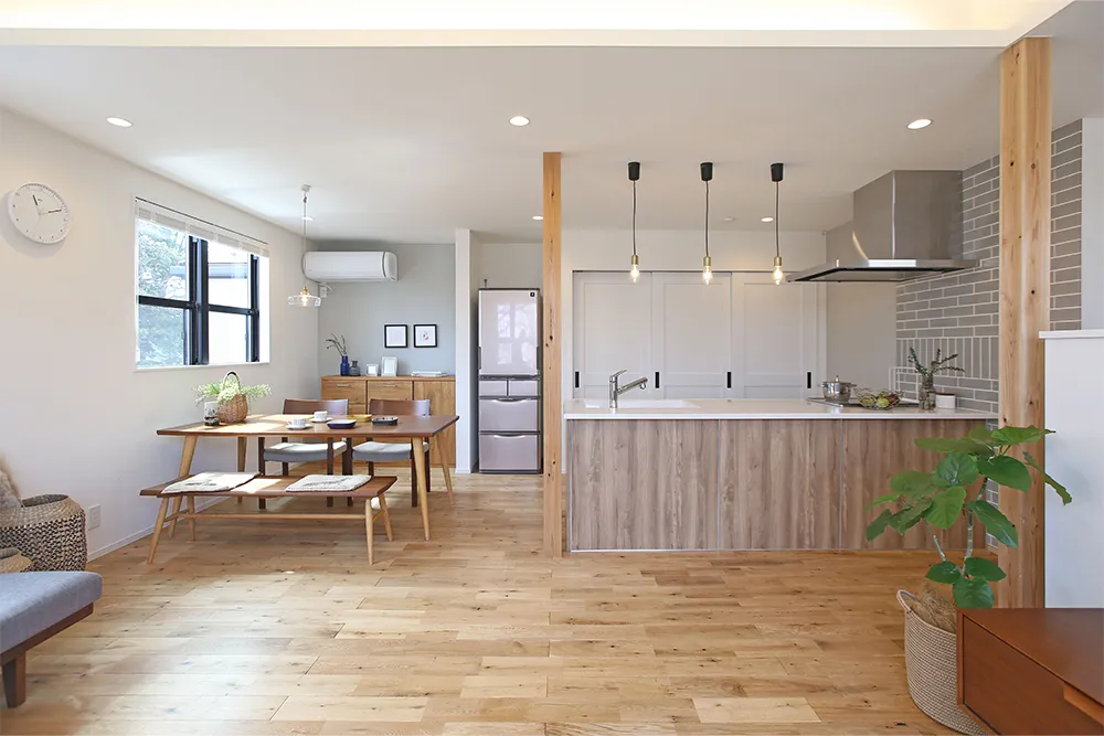 大きな窓から桜を楽しむスタイリッシュな家