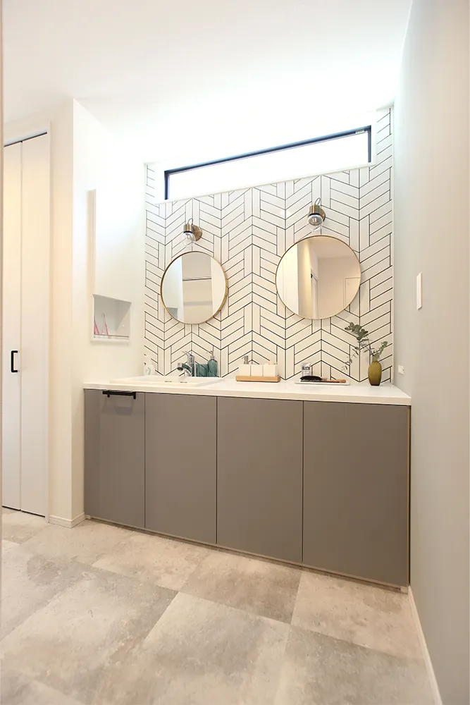 大きな窓から桜を楽しむスタイリッシュな家