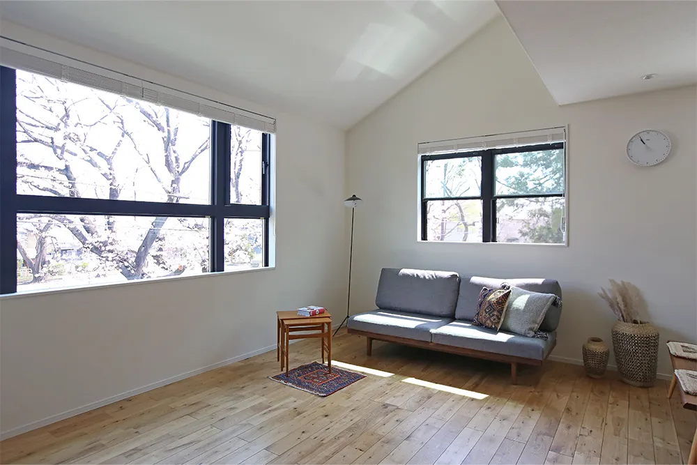 大きな窓から桜を楽しむスタイリッシュな家