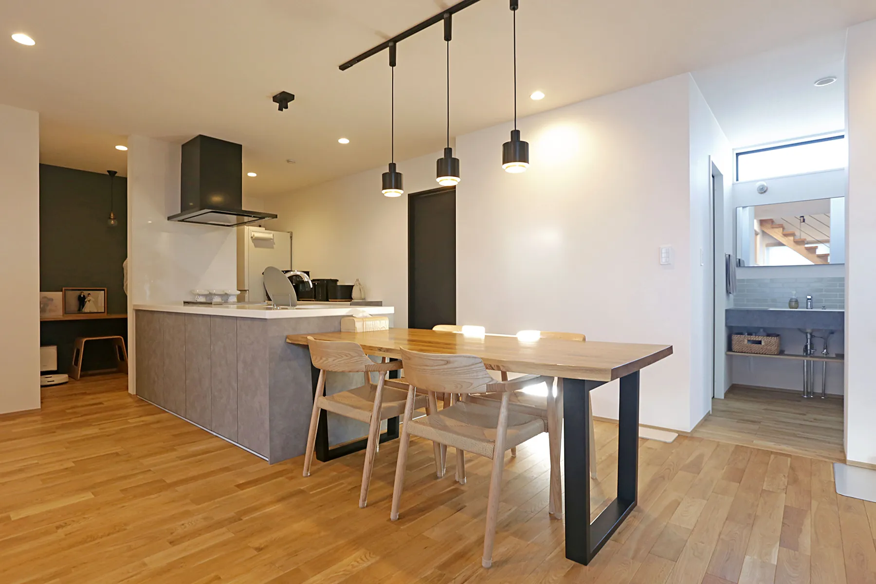 開放的な吹抜けリビングで猫と快適に暮らす家