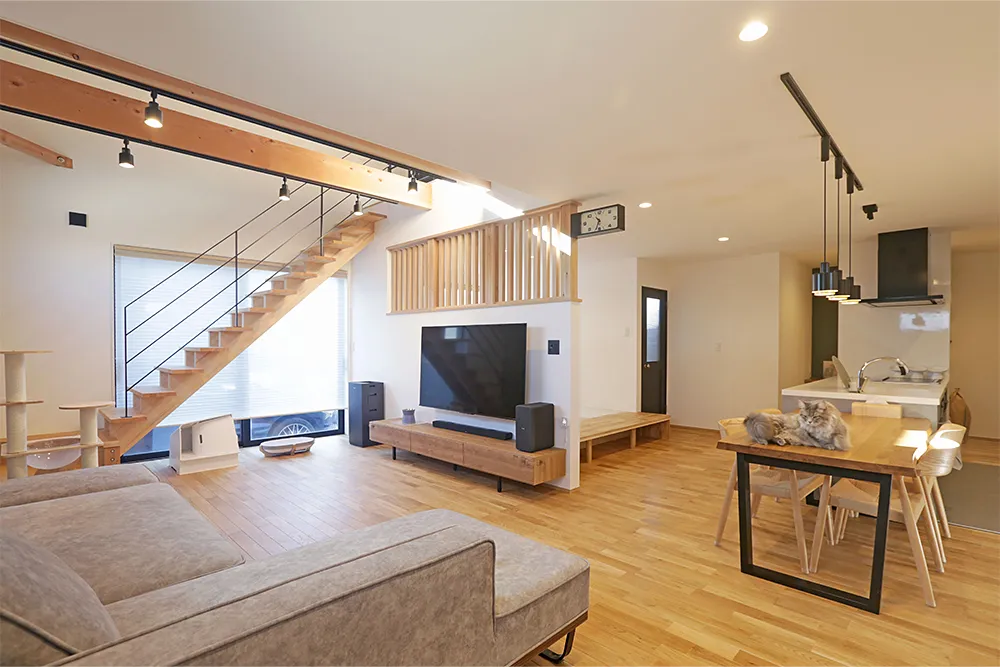 開放的な吹抜けリビングで猫と快適に暮らす家